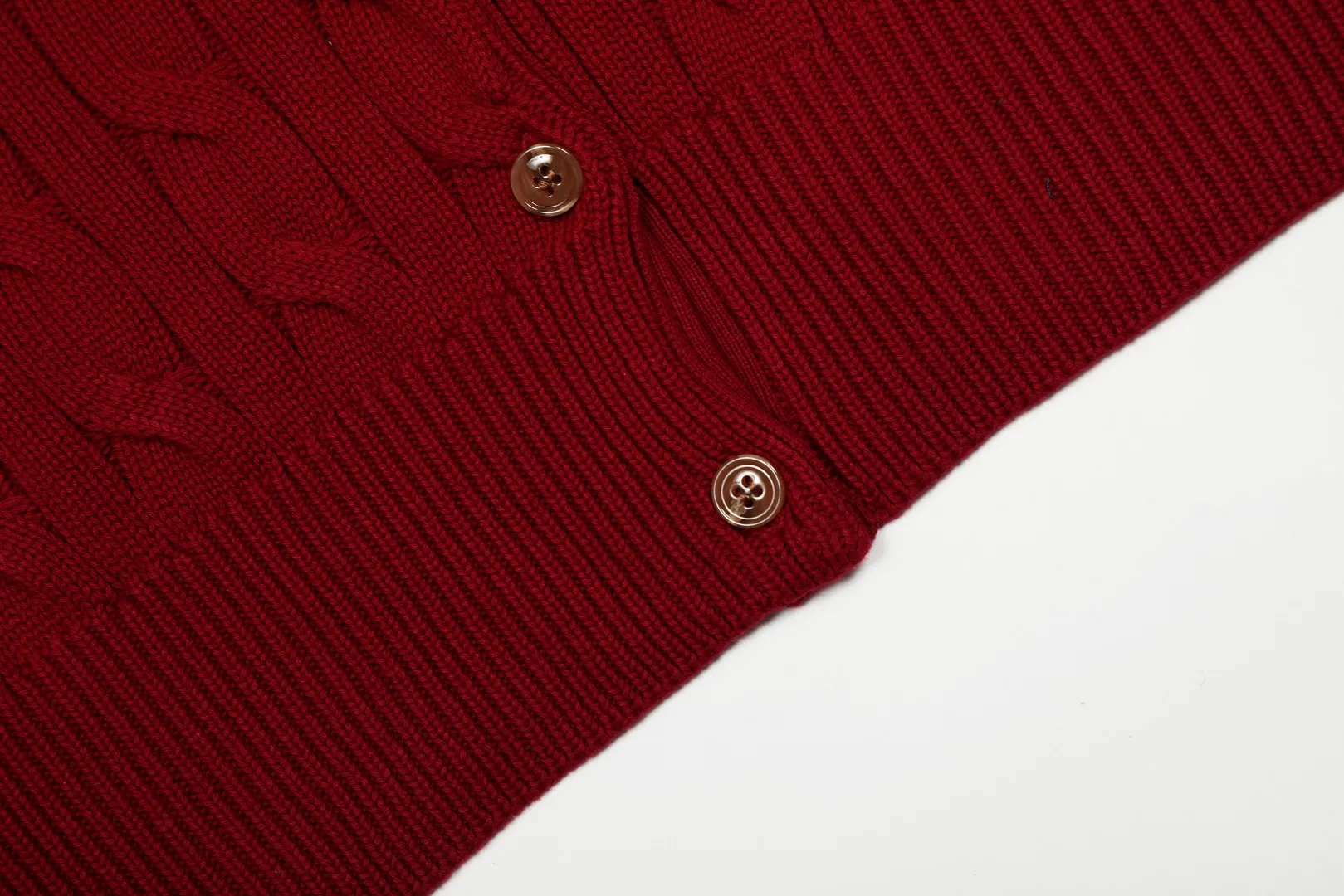 P230 Top quality" Style number: DS006# (not off the shelves all year round) [Ralph Lauren round neck solid color pony embroidery logo twist knitted cardigan] ✅Ralph Lauren Ralph Lauren classic basic versatile knitted cardigan jacket for all seasons ✅Main supplier platform live broadcast Wholesale entity Replacement if out of stock Not off the shelf ✅ZP quality 1:1 version Scan the code to enter the GF website Counter quality ✅Detailed quality The only one in Guangzhou Imported quality cotton yarn Focus on high-end, cost-effective, and good quality. Needless to say, the version is restored to the original version. The maximum size can be worn up to 160 pounds. Loose, comfortable and stress-free. ✅The upper body is simple and easy to match. A must-have for goddess ootd. Good-looking clothes are never picky. Must-have items in goddess wardrobe. Size: S- Navy blue white label Navy blue red label